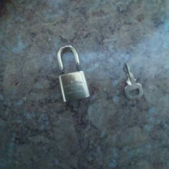 AUTHENTIC!!! LV lock and key - Picture 4 of 6